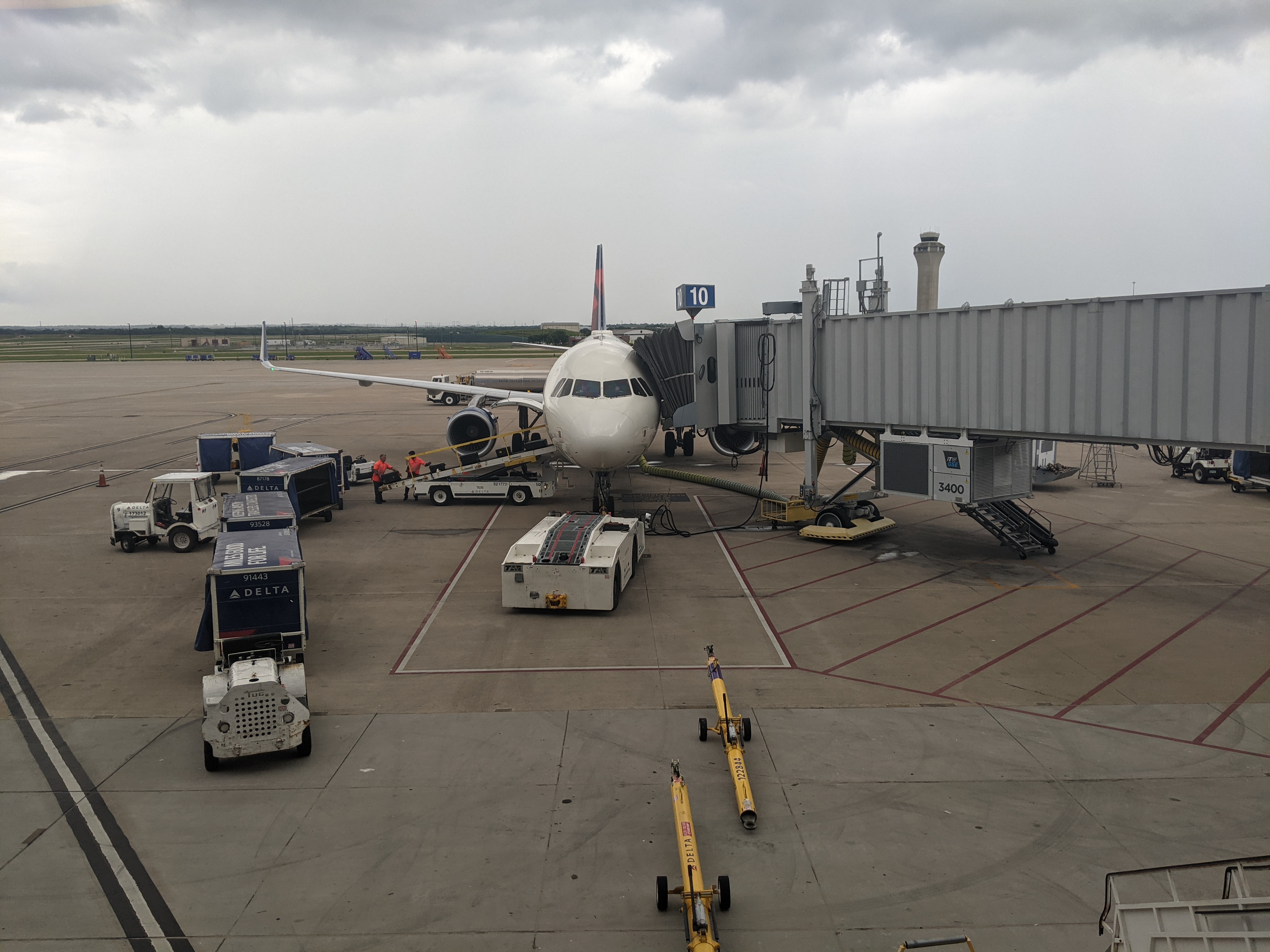 Delta A321 at AUS airport gate