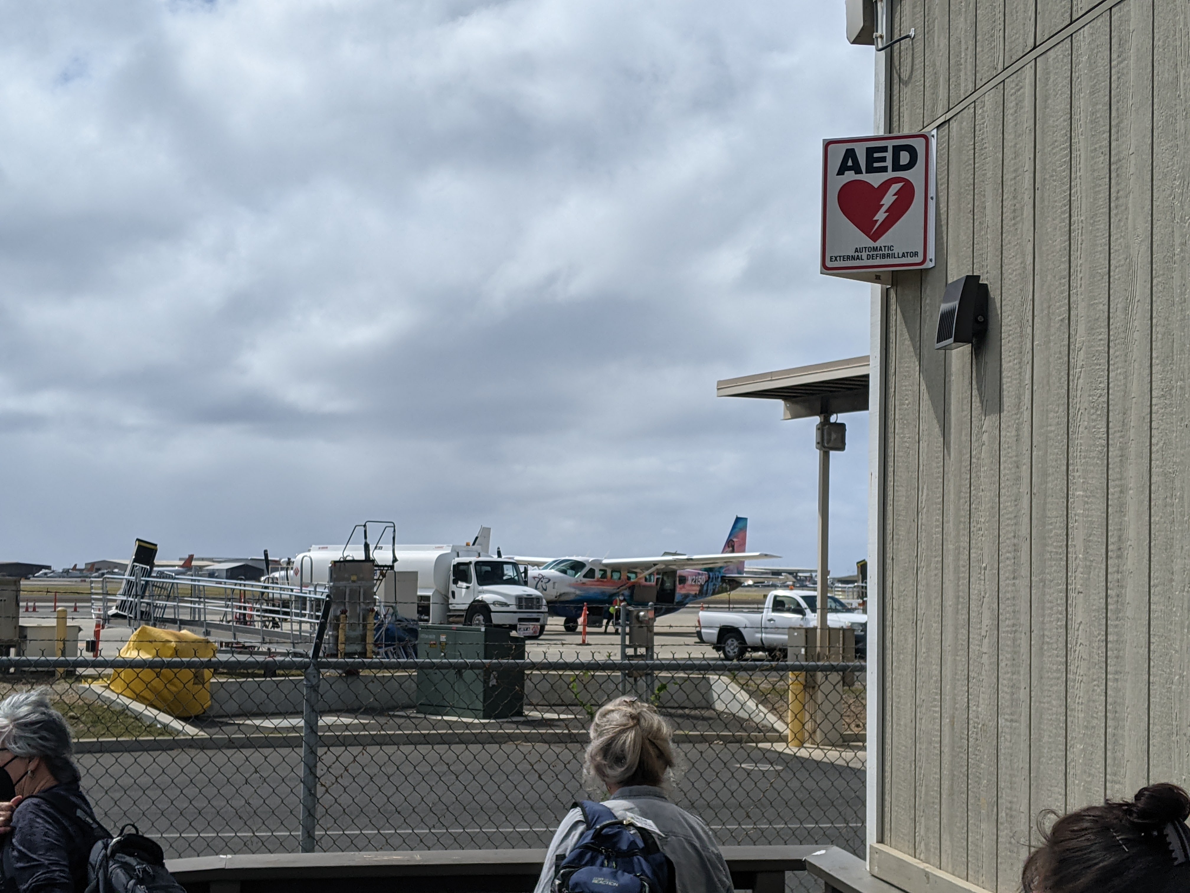 Mokulele Airline baggage loading