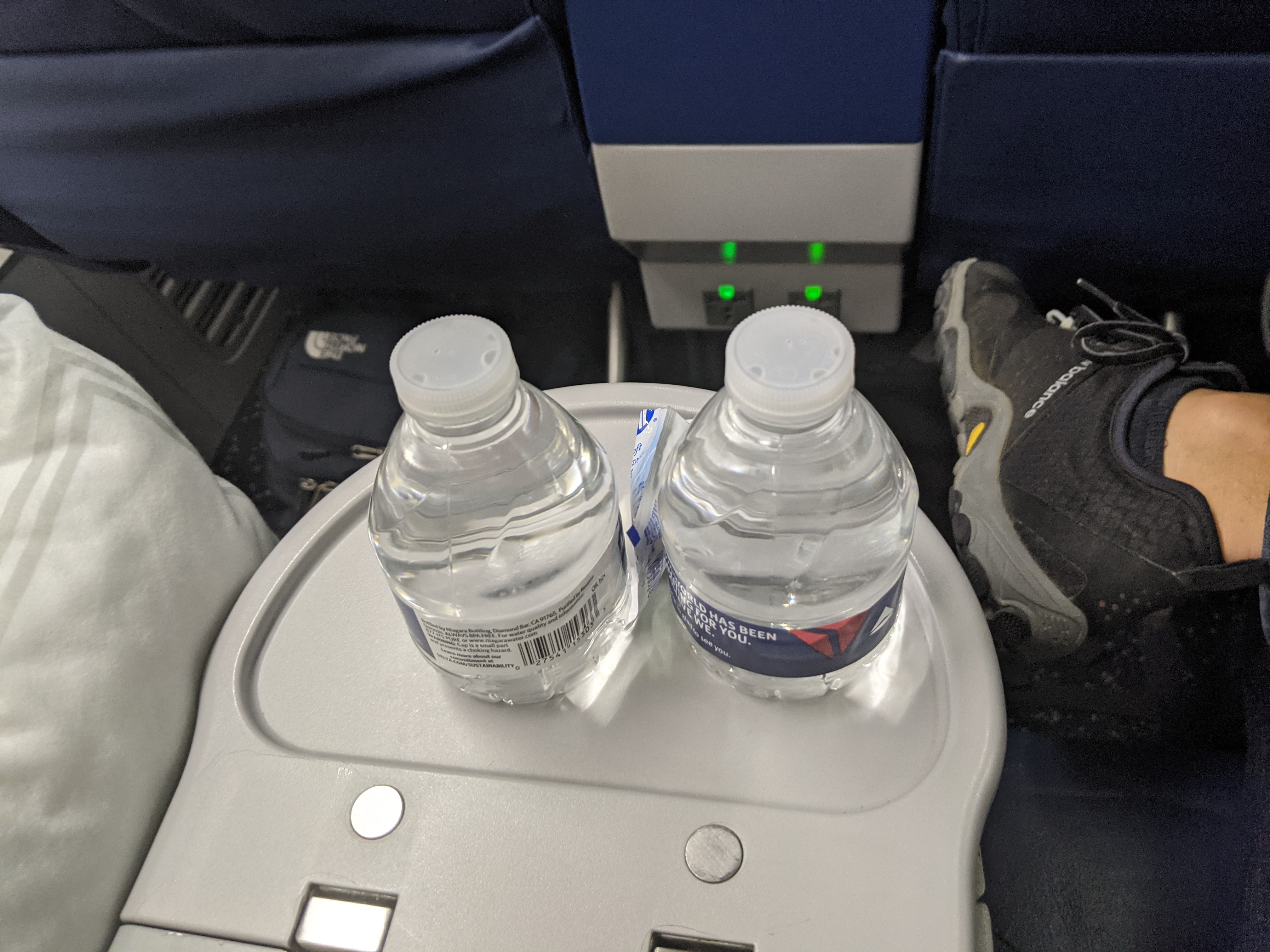 Delta 737-900 First Class Service