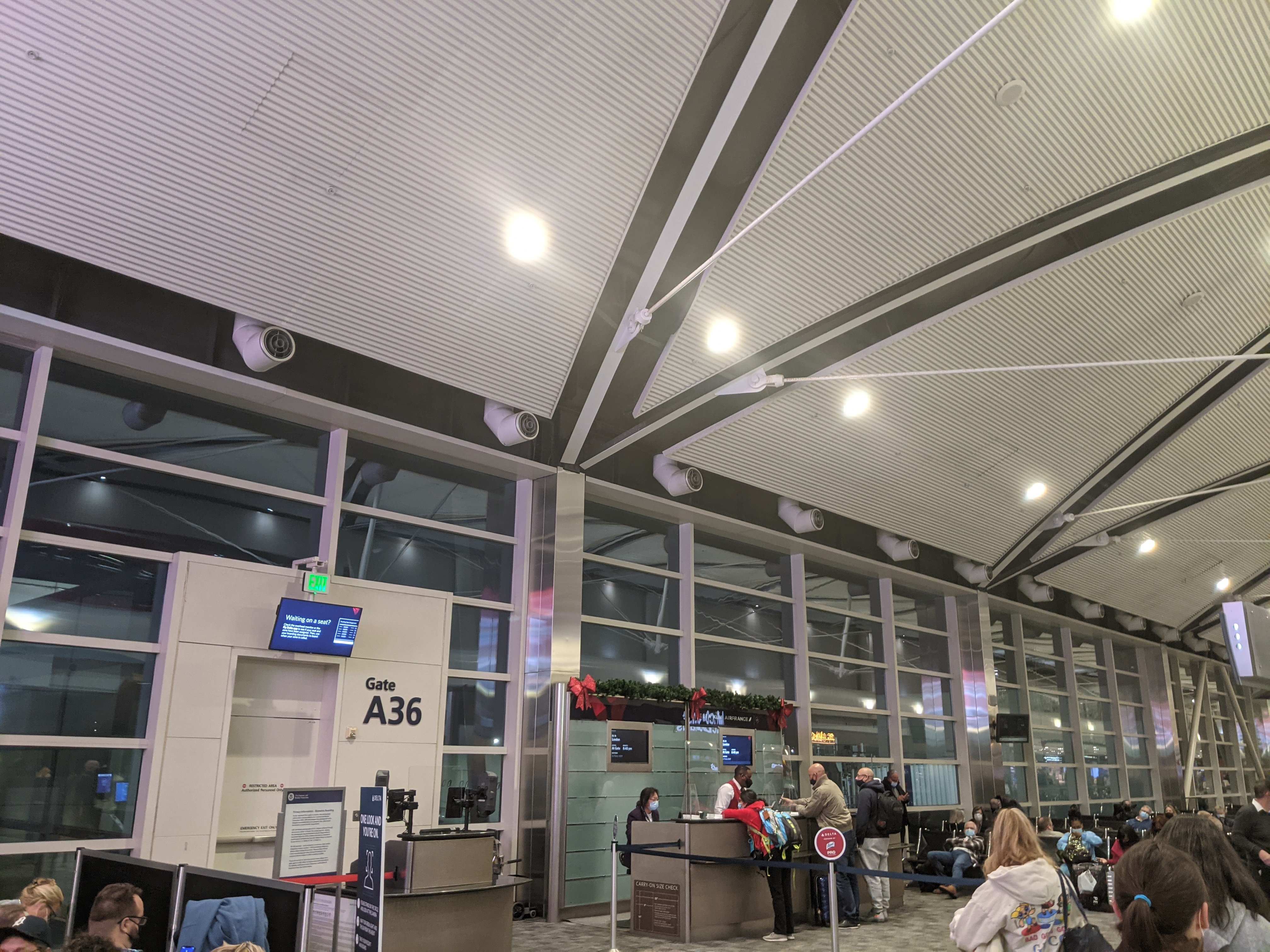 Delta 767-400 Boarding