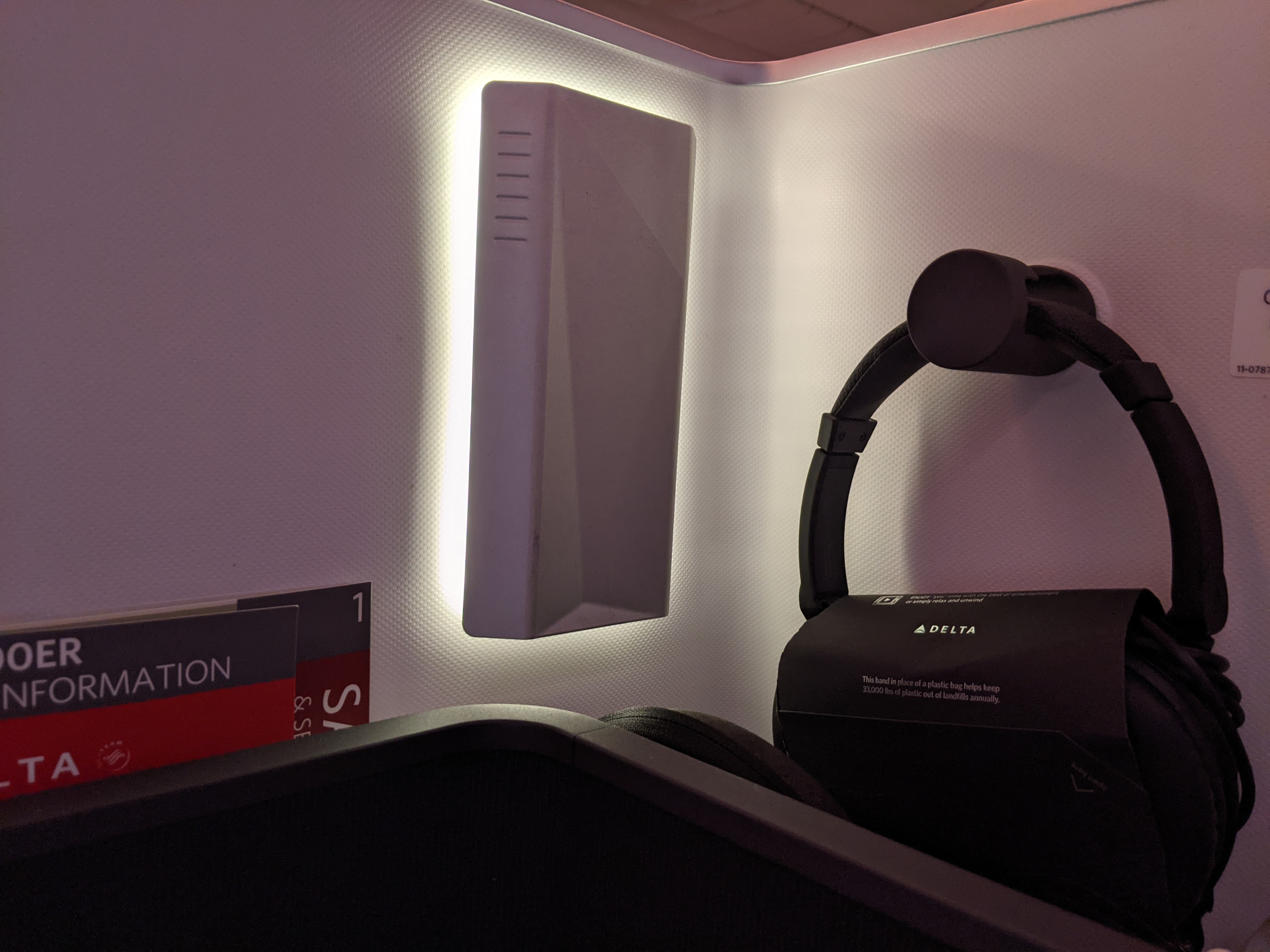 Delta 767-400 Delta One Seat Light