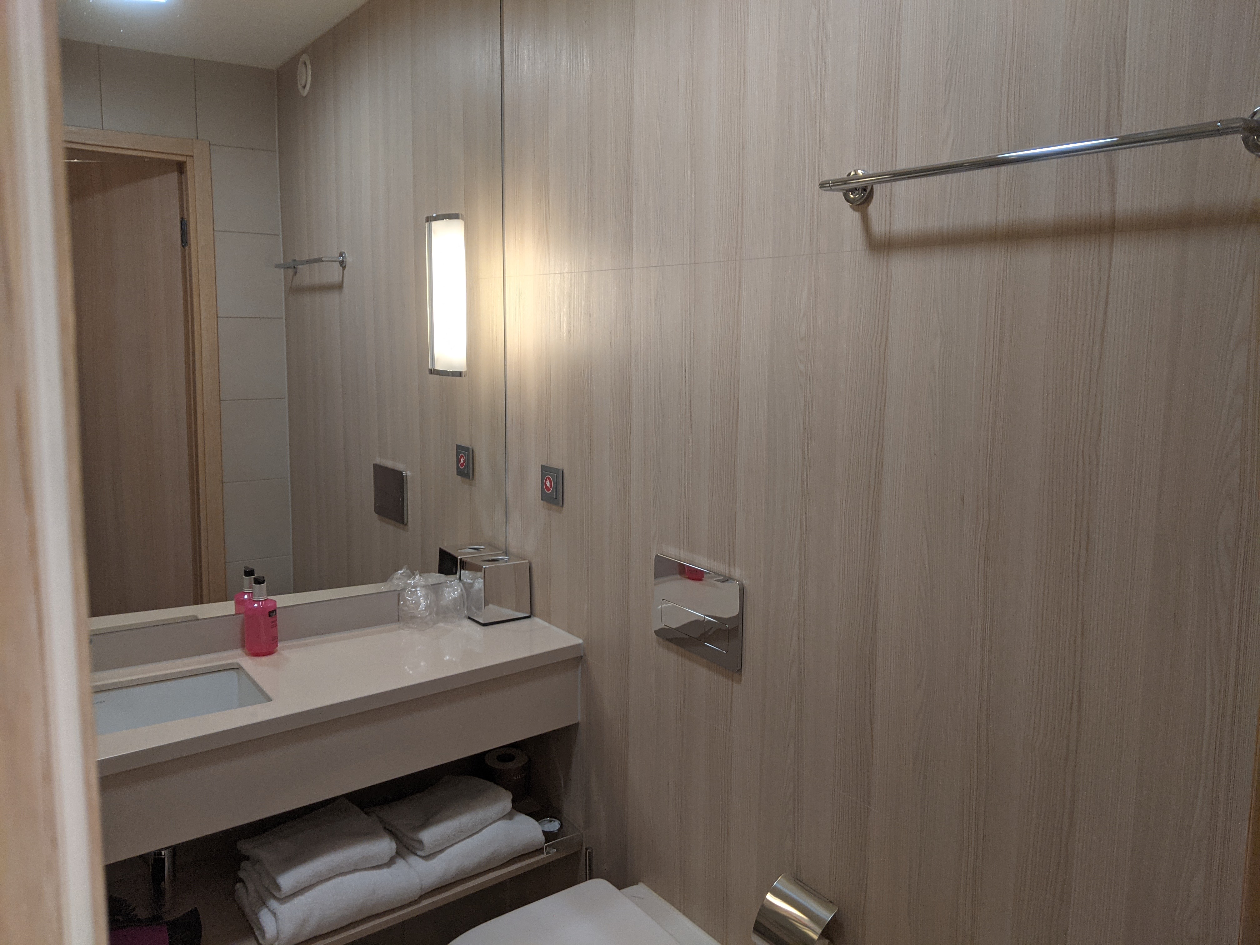 MXP Moxy Hotel Bathroom