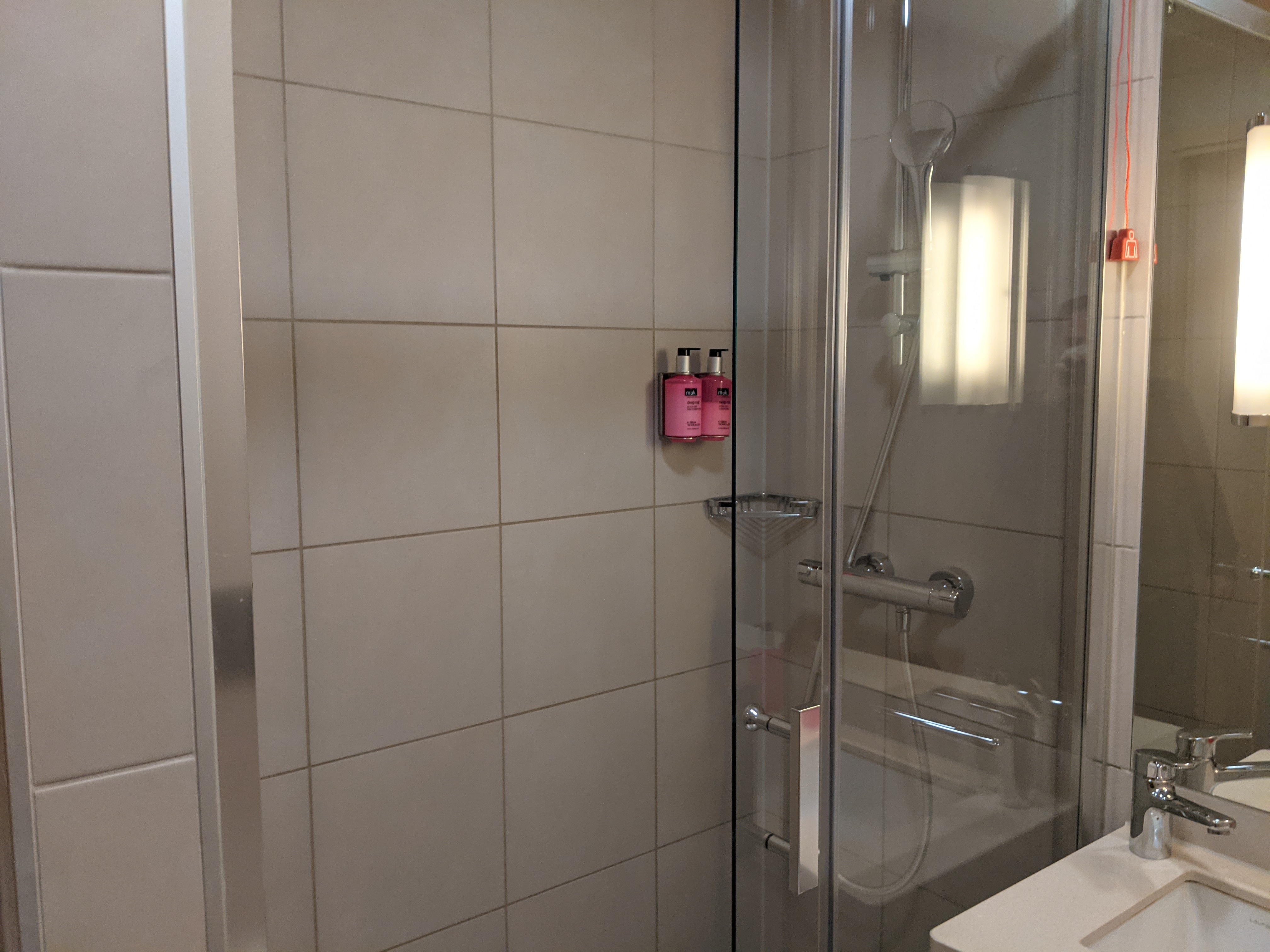 MXP Moxy Hotel Bathroom