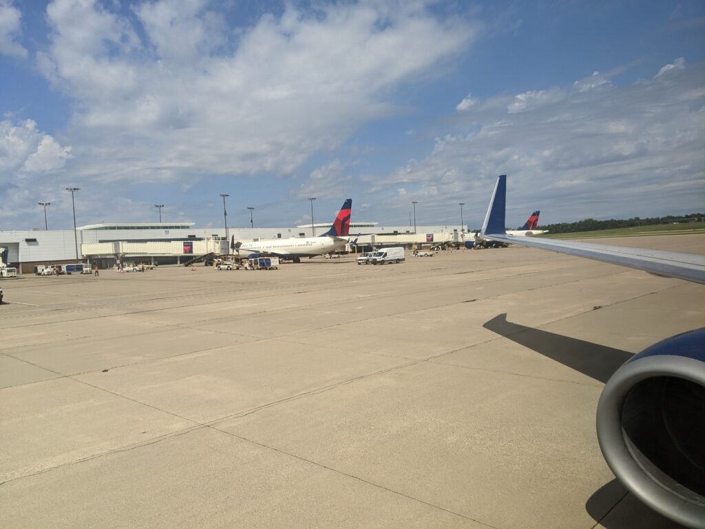 Delta 737-800 First Class arrival