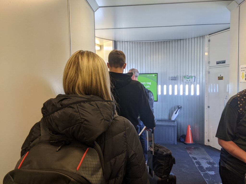 United ERJ175 Boarding Process