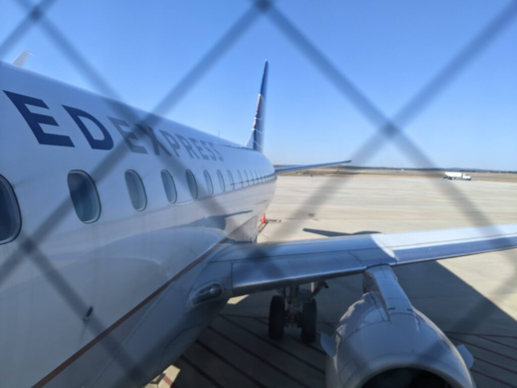 United ERJ175 Waiting at the gate