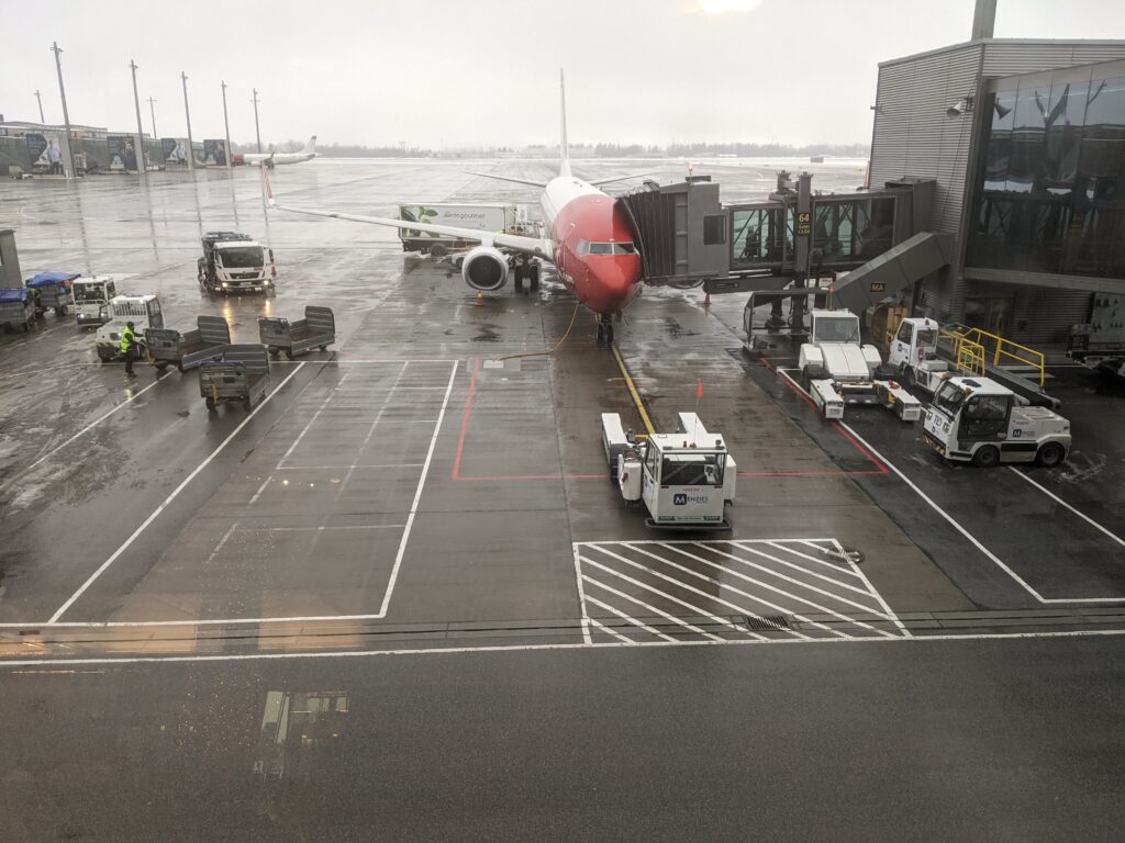 Norwegian 737-800 at the gate