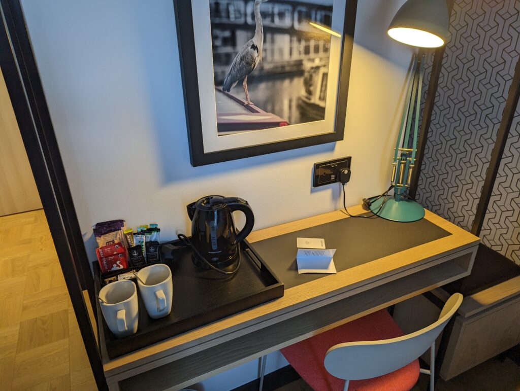 The Wesley Hotel Camden Room Desk