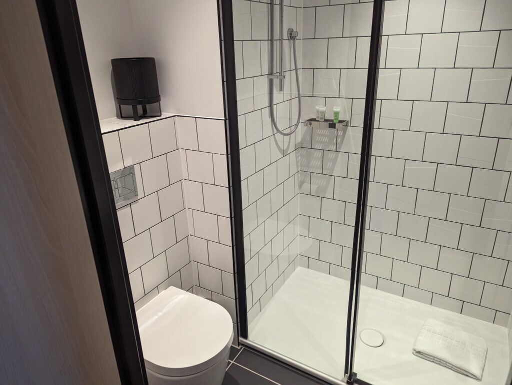 The Wesley Hotel Camden Bathroom 