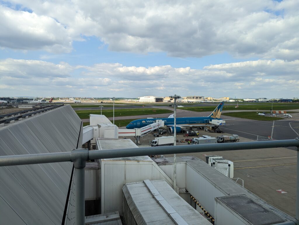 LHR Terminal 4 Observation Deck Vietnam Airlines 787-9
