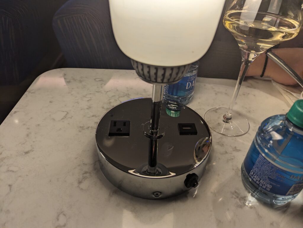 United Polaris Lounge ORD Lounge Seating