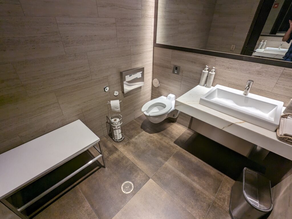 United Polaris Lounge ORD Bathrooms