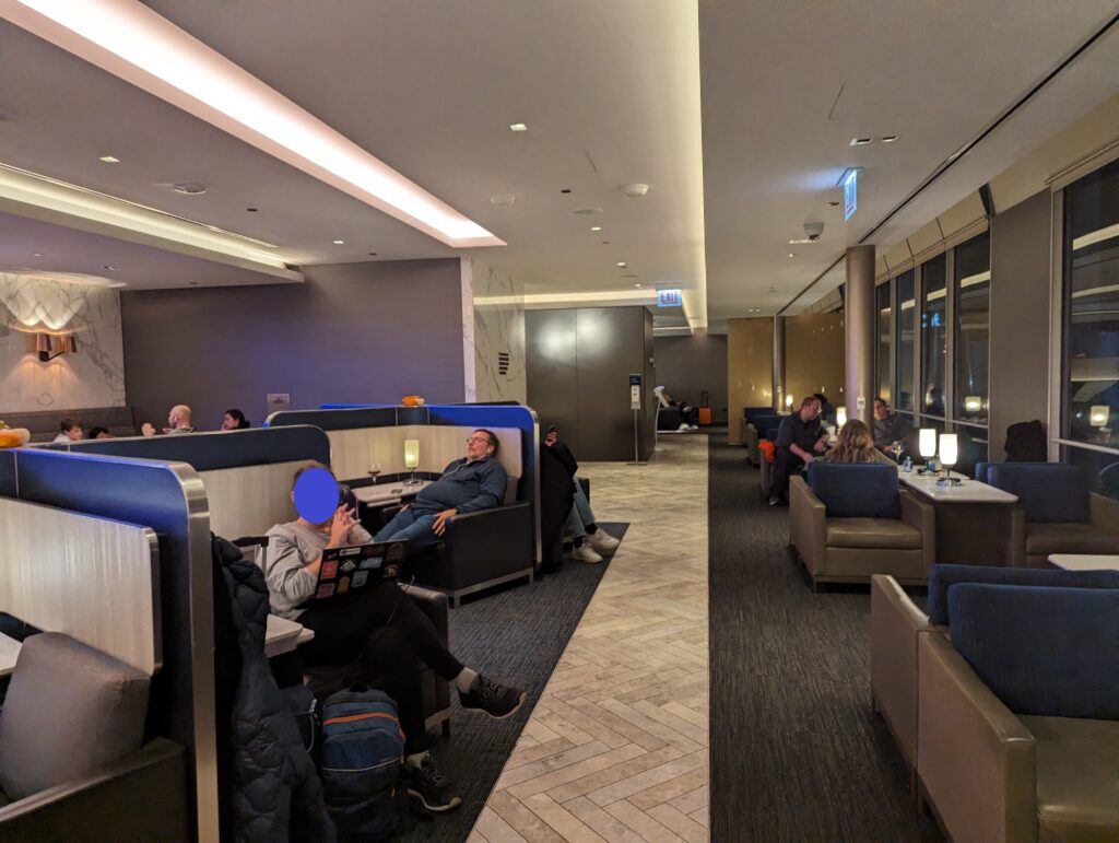 United Polaris Lounge ORD Lounge Seating