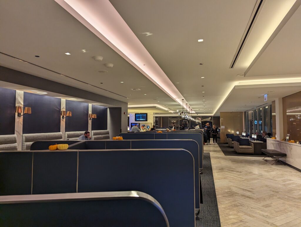 United Polaris Lounge ORD Lounge Seating