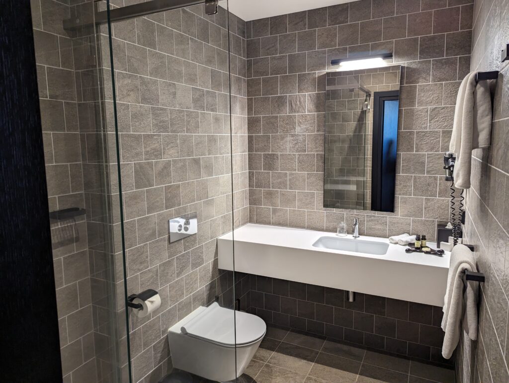 Artagonist Hotel Bathroom