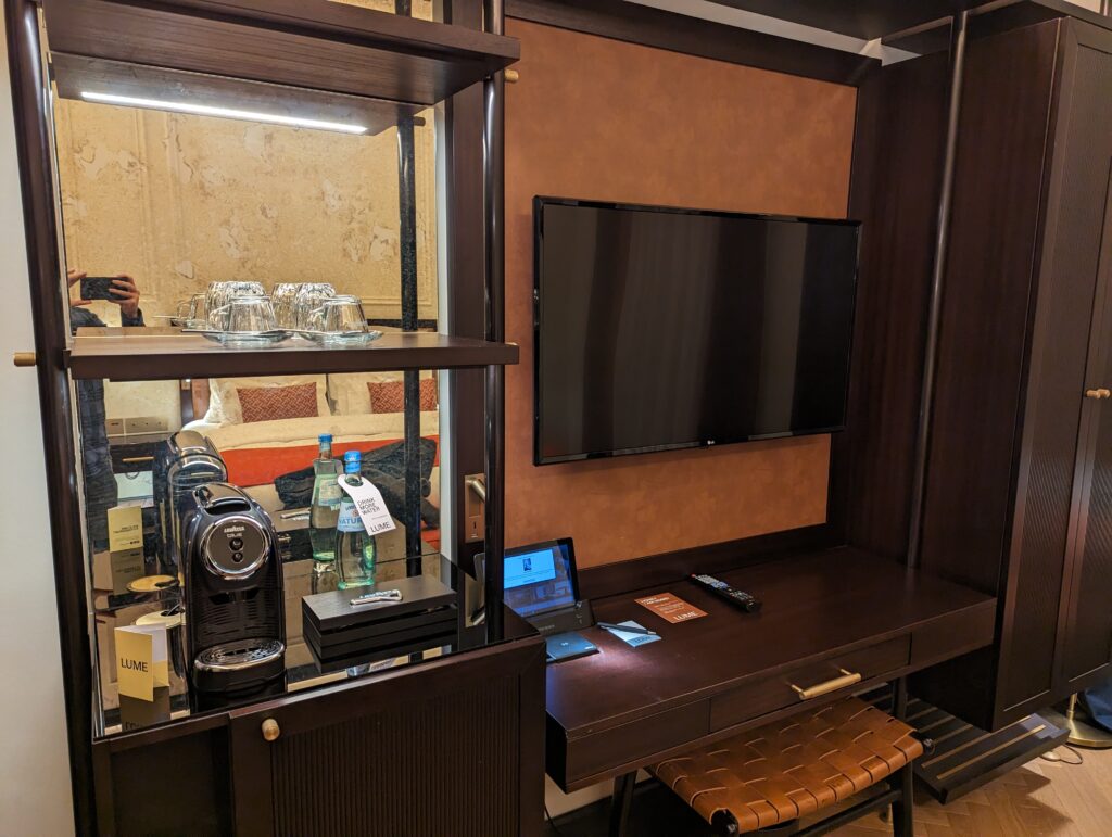 LUME Hotel Frankfurt TV and Desk