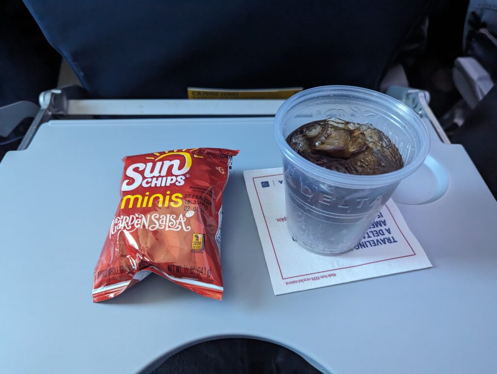 Delta CRJ900 Comfort Plus Drinks and snacks