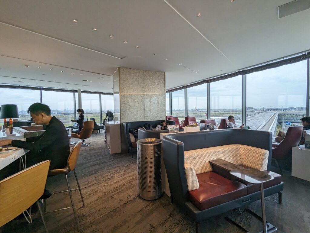 Delta HND Skyclub Lounge Space