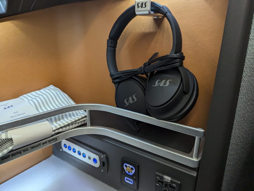 SAS A330-300 Business Class Seat Features