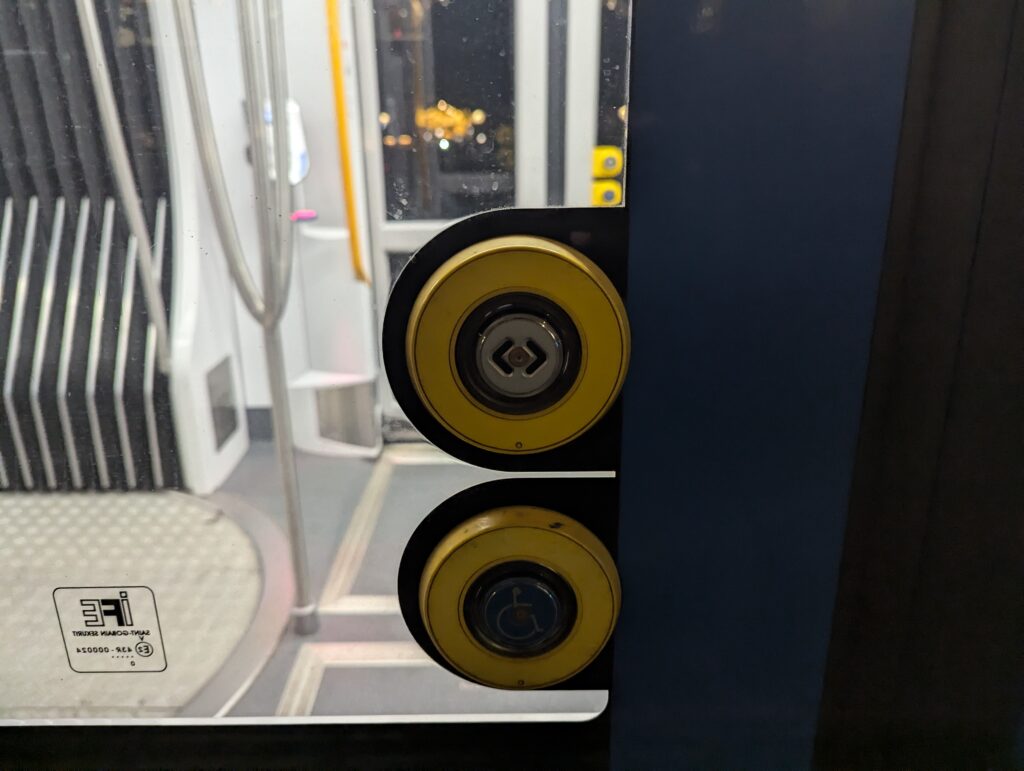 Using the Amsterdam Tram Door Open