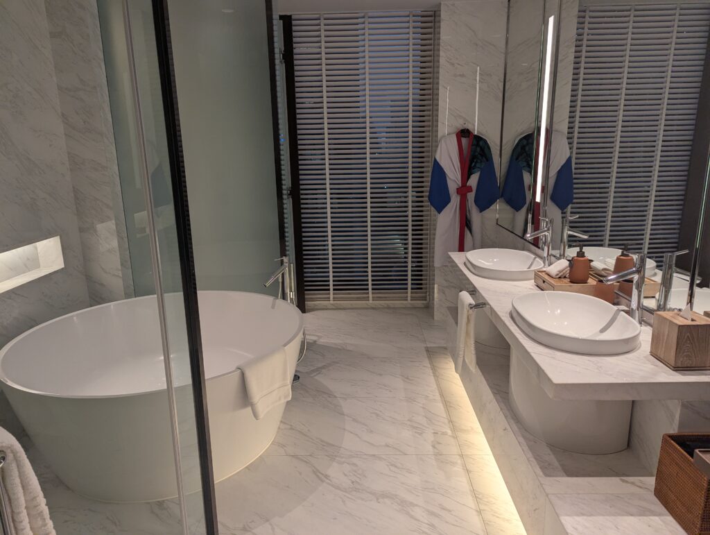 Hotel Kimpton Maa-Lai Bangkok King Suite Bathroom