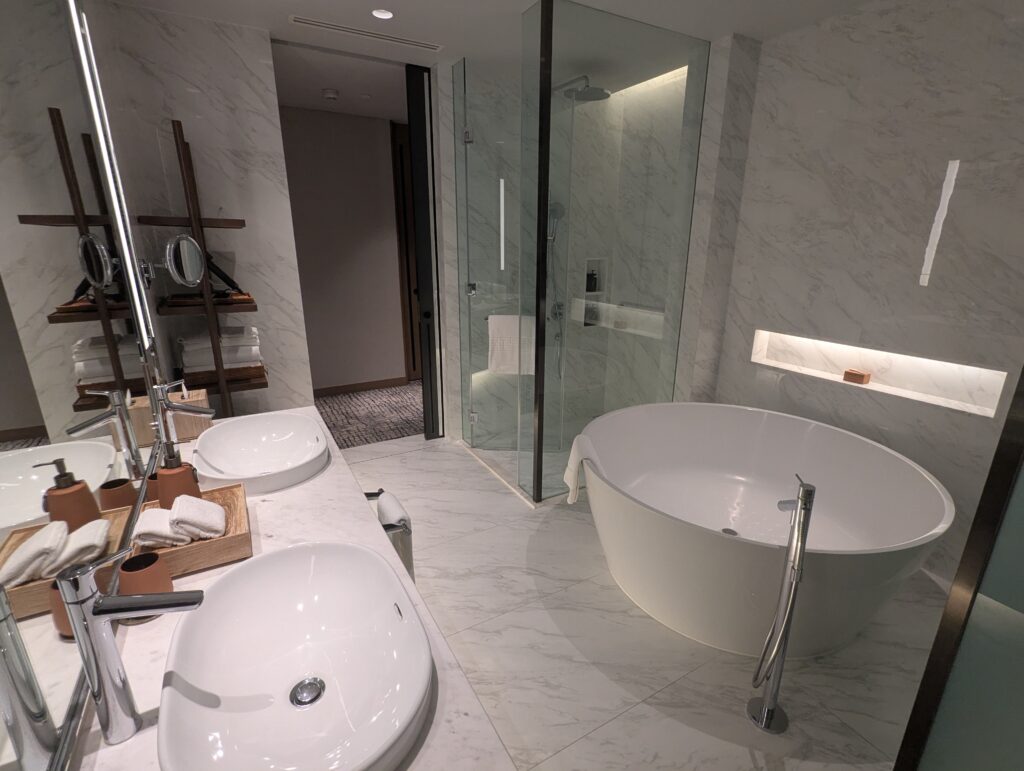 Hotel Kimpton Maa-Lai Bangkok King Suite Bathroom