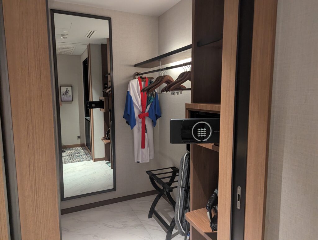 Hotel Kimpton Maa-Lai Bangkok King Suite Walk In Closet