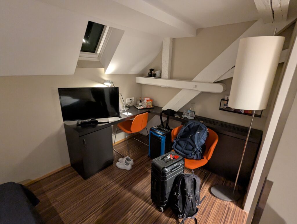Altstadt Boutique Hotel Zurich Desk and TV