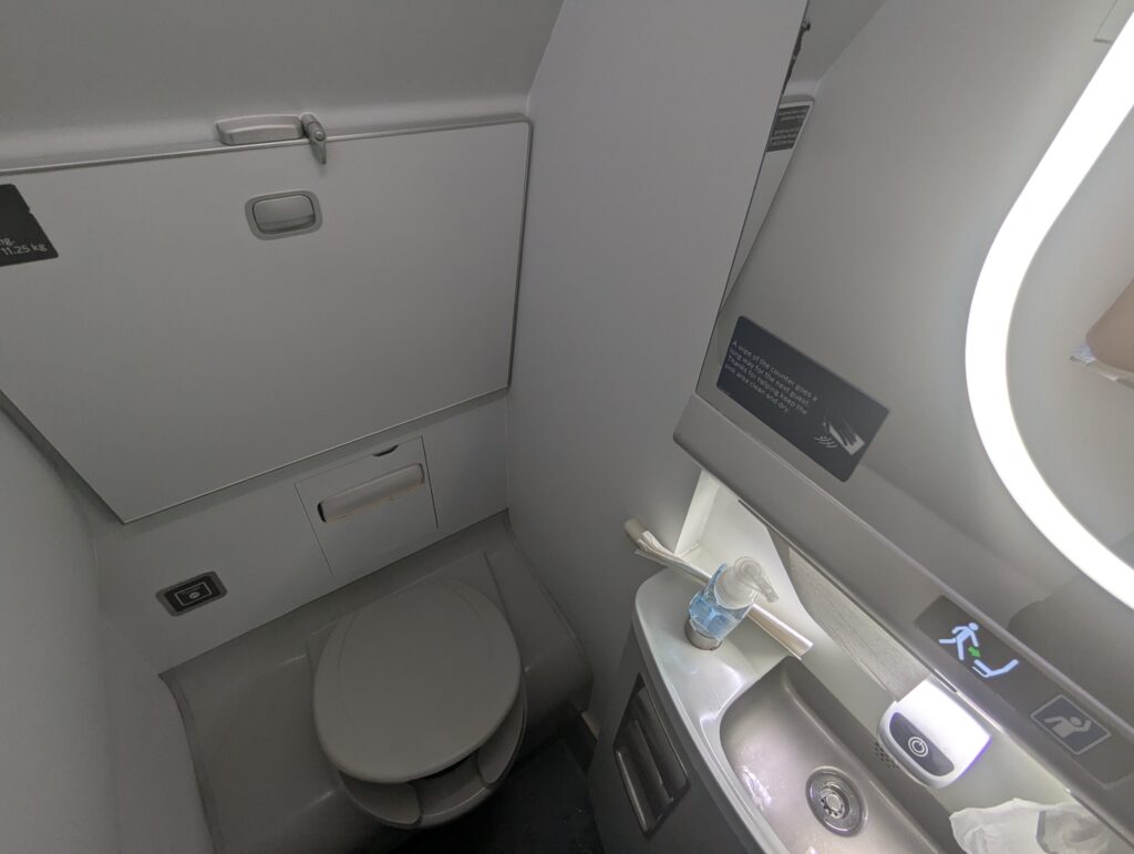 Delta 757-200 Main Cabin Lavatory