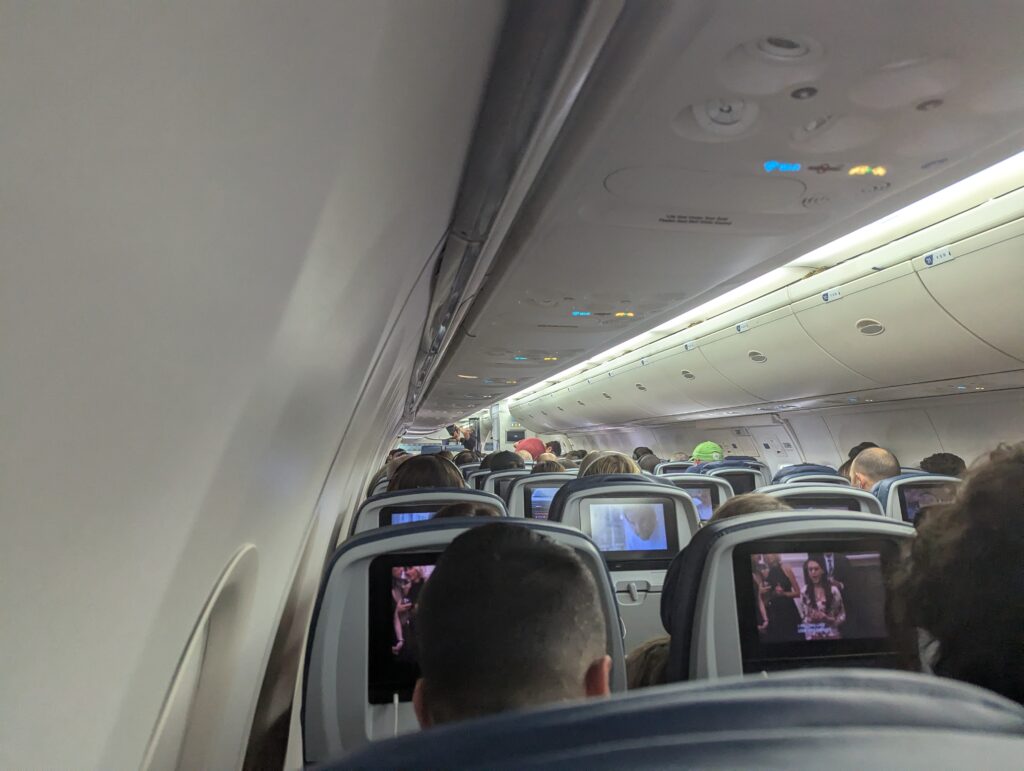 Delta 757-200 Main Cabin Landing