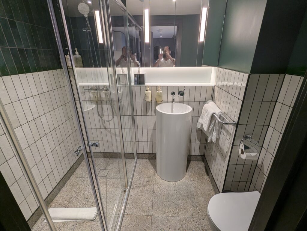 The Gate London City One Bedroom Apartment Bathroom