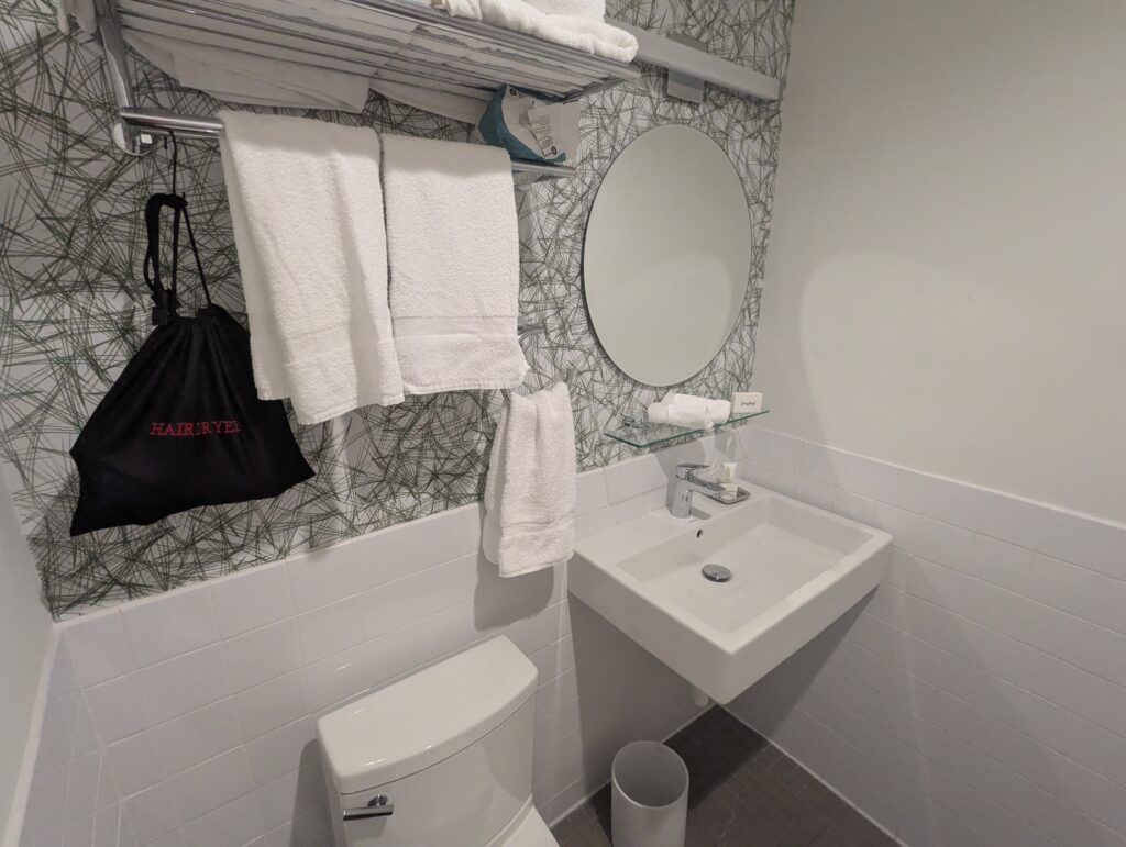 Longleaf Hotel and Lounge Bathroom