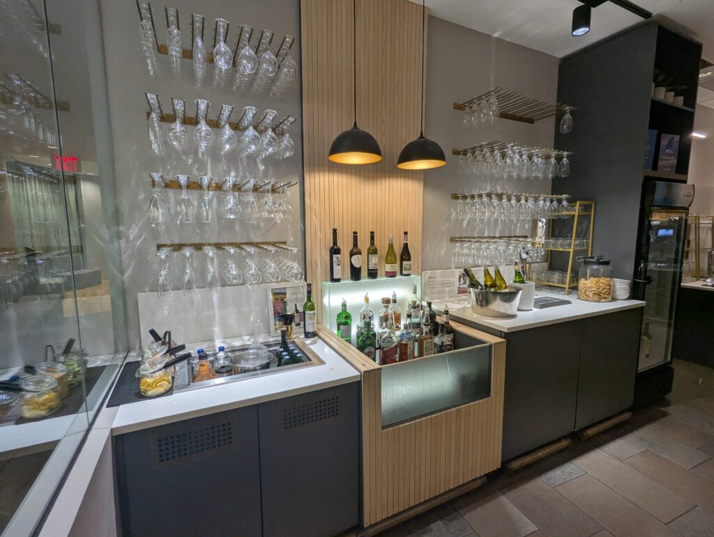 SAS Lounge Newark EWR Bar