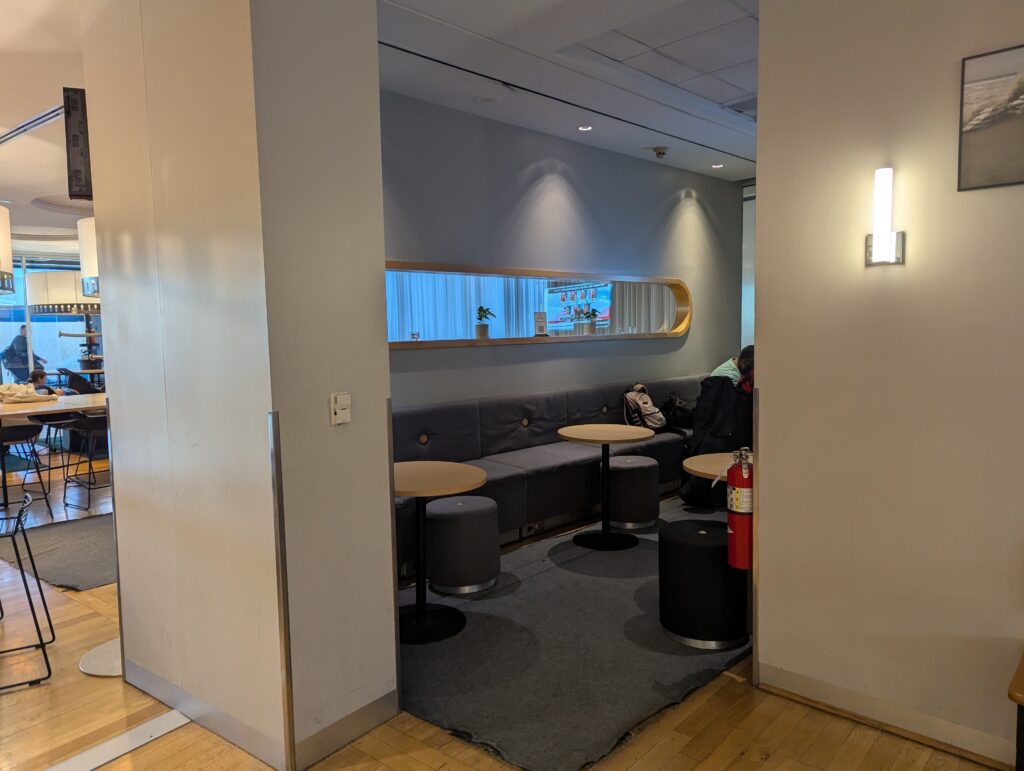 SAS Lounge Newark EWR Lounge Space