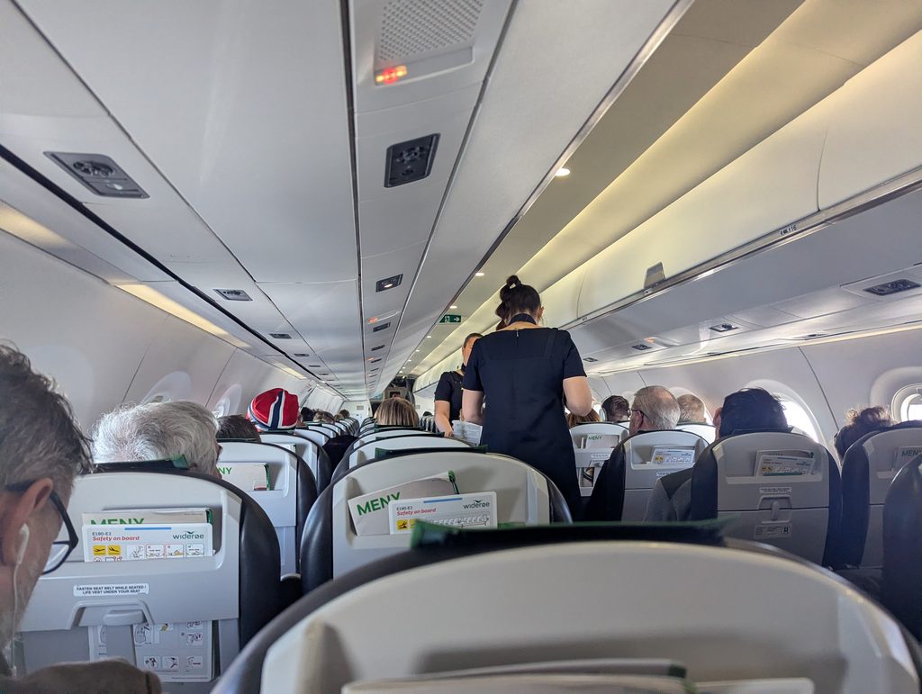 Widerøe E190 Drinks and Snacks