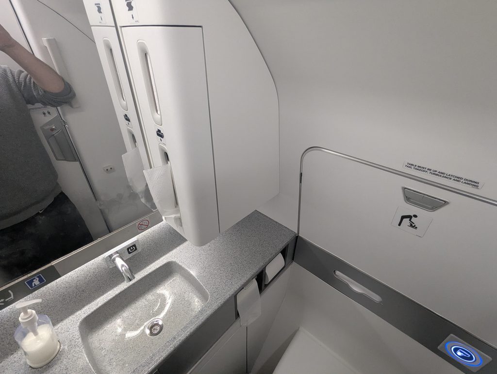 Widerøe E190 Lavatory